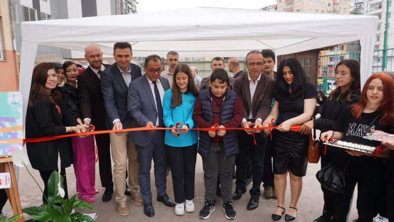 RİZE MERKEZ ATATÜRK ORTAOKULUNDA ÖĞRENCİLERİN YIL BOYUNCA GÖRSEL SANATLAR VE TEKNOLOJİ TASARIM DERSLERİNDE GERÇEKLEŞTİRDİKLERİ ÇALIŞMALARI KAPSAYAN GÖRSEL SANATLAR VE TEKNOLOJİ TASARIM SERGİSİNİN AÇILIŞI GERÇEKLEŞTİRİLDİ