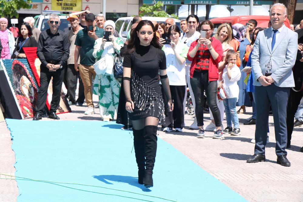 SAMSUN'DA DÜZENLENEN DÜNYA ÇEVRE GÜNÜ ETKİNLİĞİ ÇERÇEVESİNDE LİSE ÖĞRENCİLERİNİN ATIK MALZEMELERDEN YAPTIĞI KIYAFET DEFİLESİ BÜYÜK BEĞENİ TOPLADI