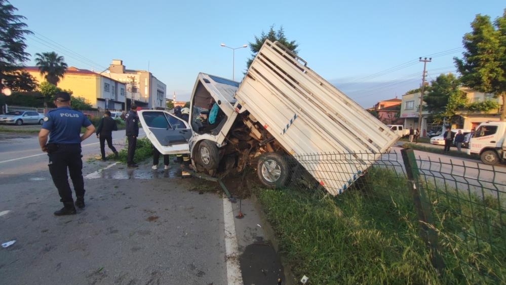 SAMSUN'UN ÇARŞAMBA İLÇESİNDE KAMYONETİN AĞACA ÇARPIP İKİYE BÖLÜNDÜĞÜ KAZADA, 2 KİŞİ YARALANDI