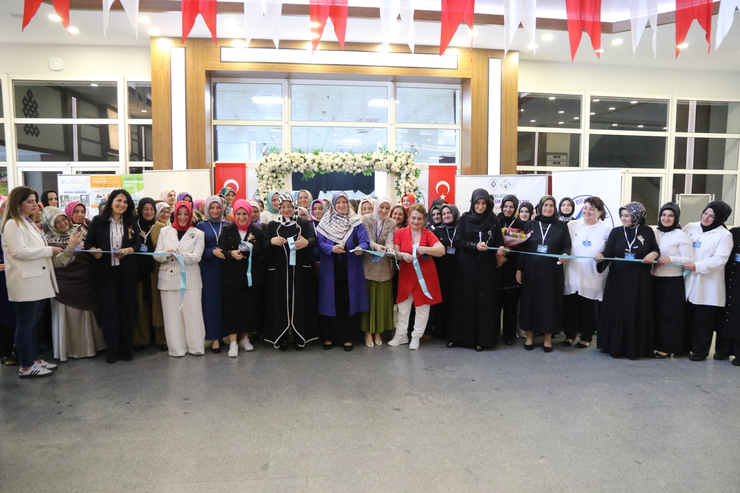RİZE BELEDİYESİ KADIN KÜLTÜR VE EL SANATLARI BİRİMLERİ DÖNEM SONU SERGİSİ AÇILDI