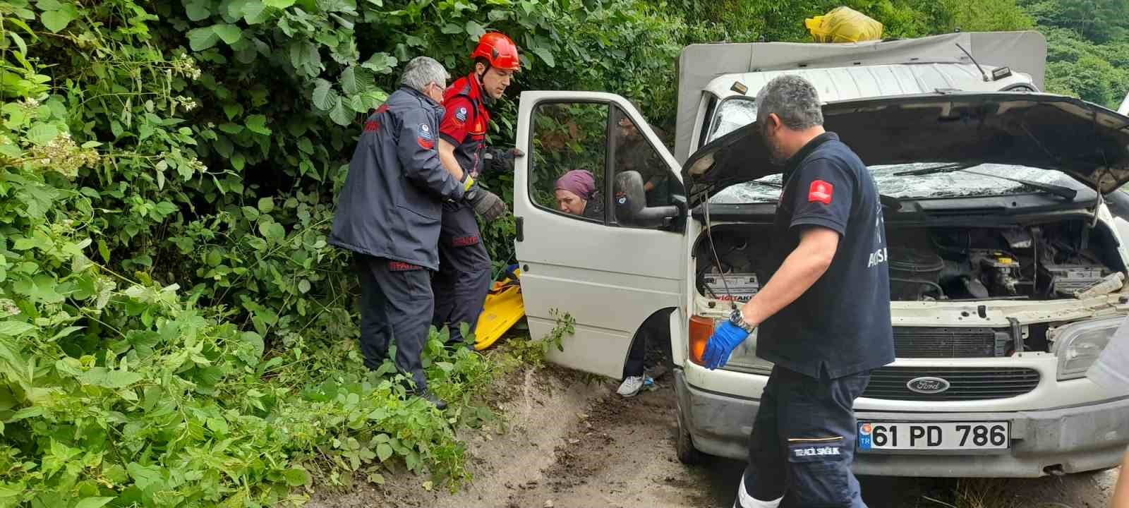 TRABZON'UN BEŞİKDÜZÜ İLÇESİNDE BUGÜN MEYDANA GELEN KAZADA AYNI AİLEDEN SÜRÜCÜ DAVUT FAİZ İLE EŞİ SANİYE VE KIZI SEVİNÇ FAİZ YARALANDI YARALANDI