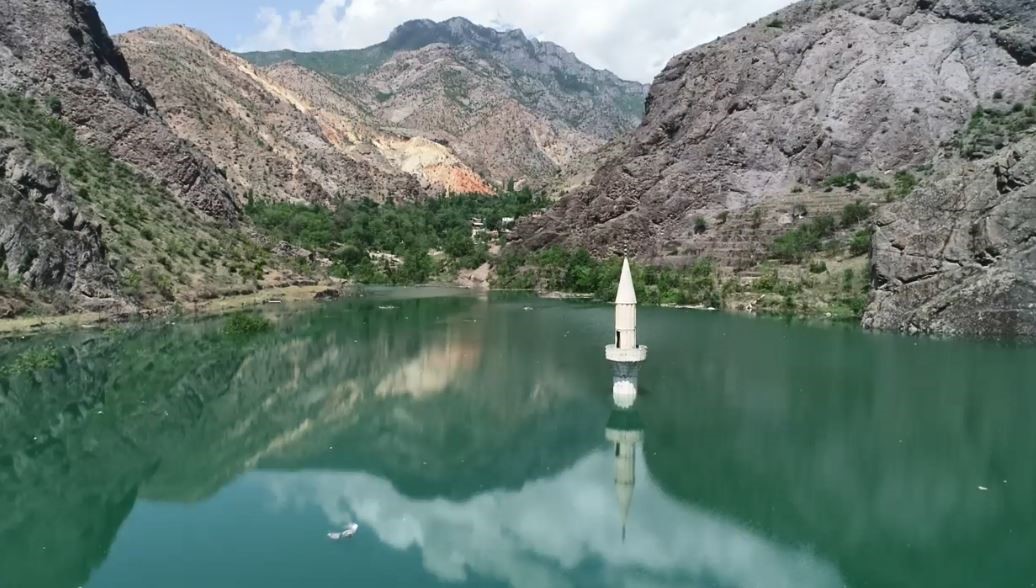 ARTVİN'DE ÇORUH NEHRİ ÜZERİNDE İNŞA EDİLEN YUSUFELİ BARAJI VE HES'TE, SU YÜKSEKLİĞİ 164 METREYE ULAŞTI. SON OLARAK TEKKALE KÖYÜNÜN BİR BÖLÜMÜ SULARA GÖMÜLÜRKEN, CAMİ MİNARESİ GÖLÜN ÜZERİNDE KALDI