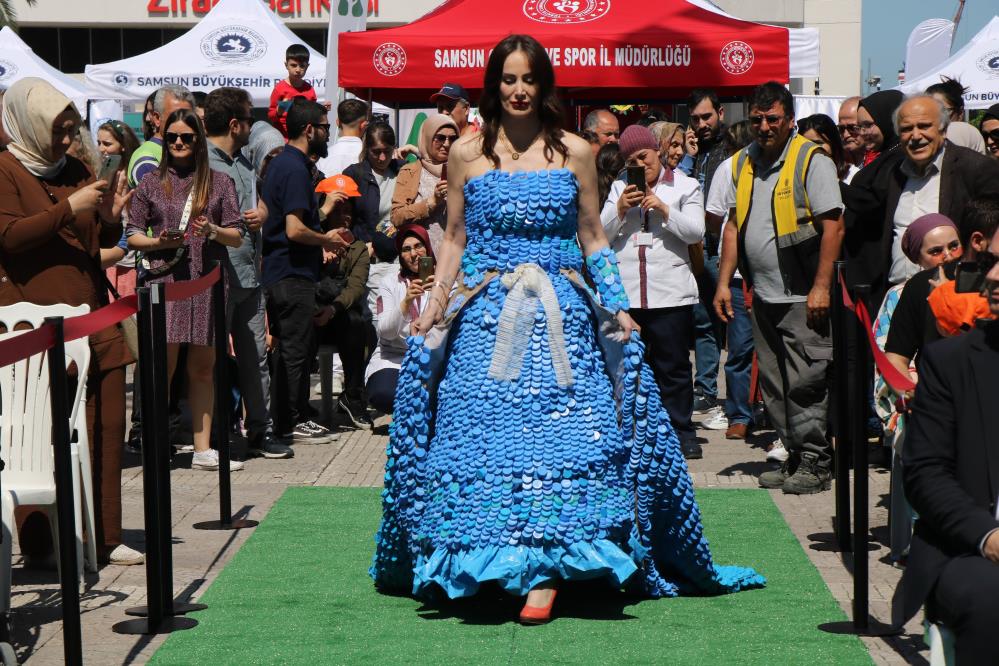SAMSUN'DA HEMŞİRE VE HASTANE ÇALIŞANLARI, ATIK MALZEMELERİ GERİ DÖNÜŞTÜREREK YAPILAN ELBİSELERLE DEFİLE YAPTI