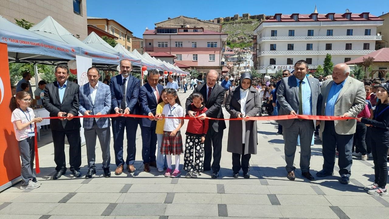 BAYBURT'TA MİNİK ELLERİN ELİNDE HAYAT BULAN ÖZGÜN TASARIMLAR SARAY BAHÇESİ’NDEKİ SERGİDE YERİNİ ALDI