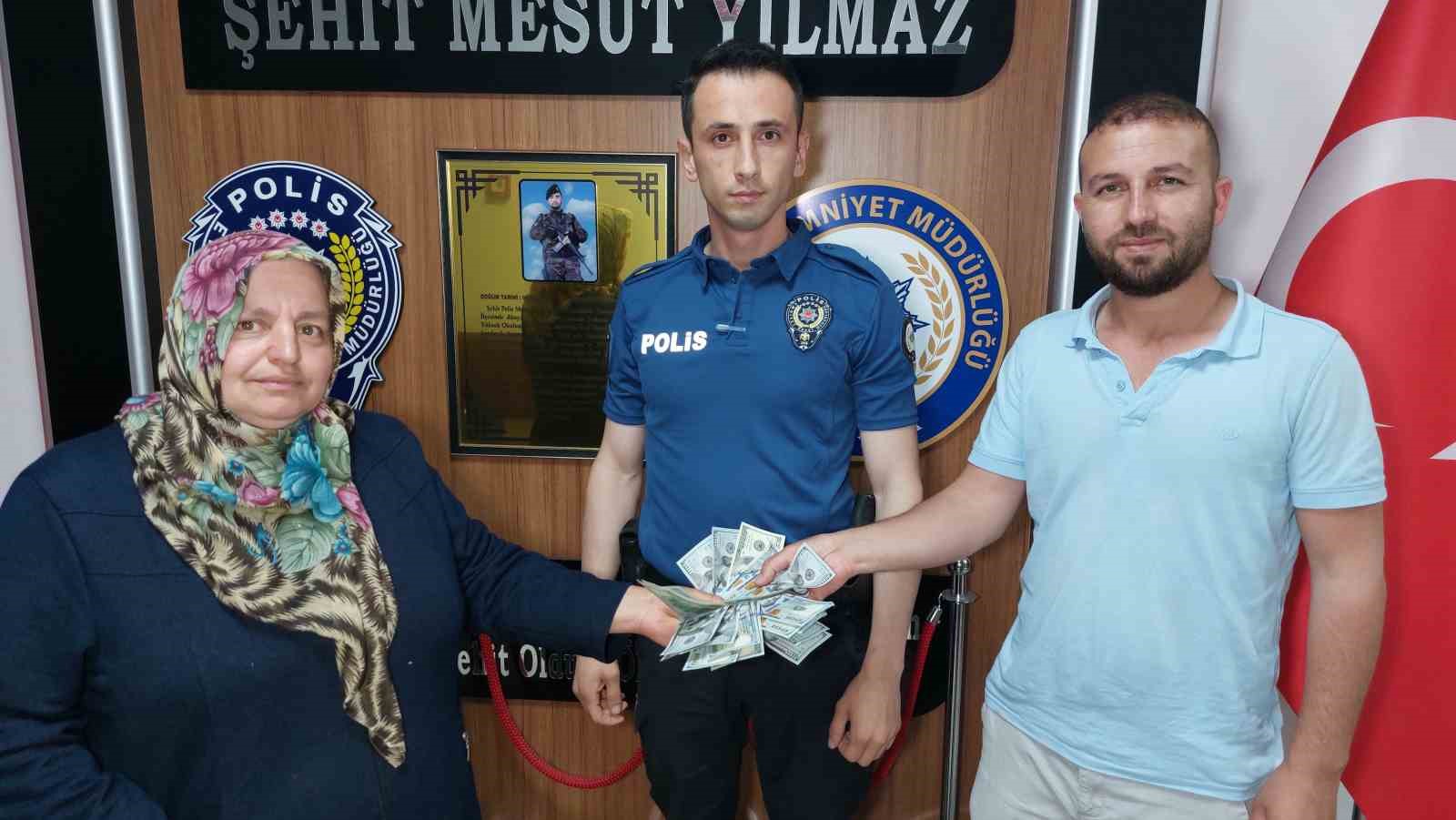 İNSANLIK ÖLMEMİŞ: ÇÖPTE BULDUĞU 3 BİN 200 DOLARI SAHİBİNE TESLİM ETTİ. SAMSUN'DA BİR KADIN, ÇÖP KUTUSU YANINA ATILMIŞ GİYSİLERİN YANINDA BULDUĞU CÜZDANDAKİ 3 BİN 200 DOLARI SAHİBİNE TESLİM ETTİ