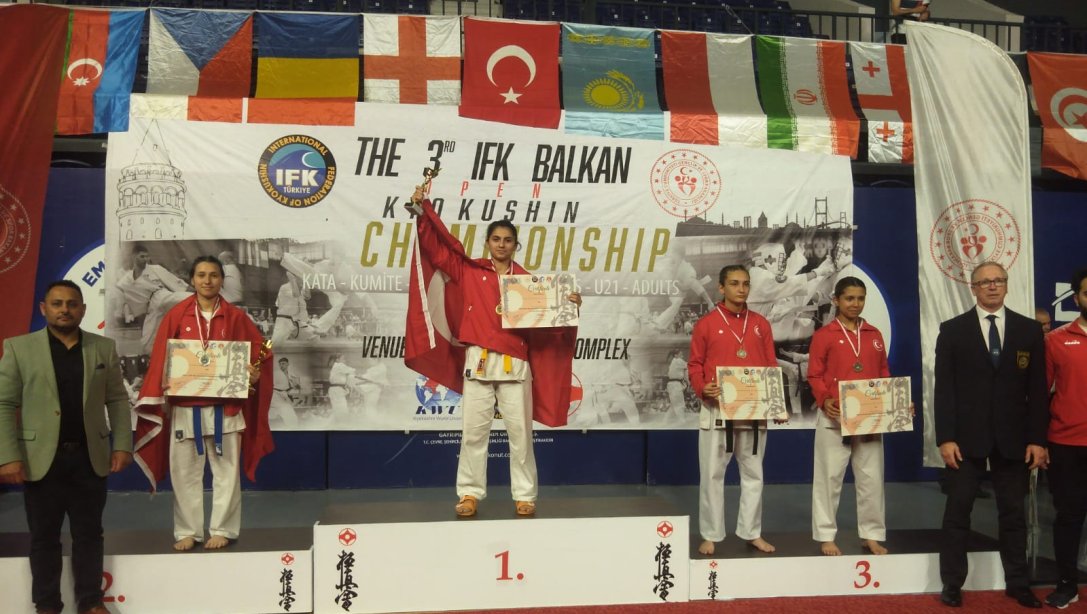 GÜNEYSU SPOR LİSESİ ÖĞRENCİSİ İREMSU KORKMAZ, İSTANBUL'DA DÜZENLENEN IFK KYOKUSHİN KARETE BALKAN ŞAMPİYONASINDA BALKAN ŞAMPİYONU OLARAK TÜRK BAYRAĞINI GÖNDERE ÇEKTİRDİ