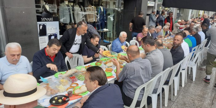 RİZE’DE GELENEKSEL HALE GELEN O AĞACIN ALTINDA KAHVALTI KALABALIK KATILIMLA YAPILDI. KAHVALTIYA RİZE BELEDİYE BAŞKANI RAHMİ METİN’DE KATILDI