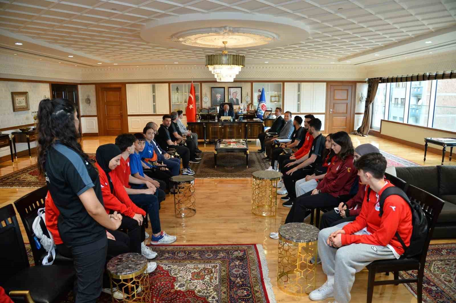 TRABZON BÜYÜKŞEHİR BELEDİYE BAŞKANI MURAT ZORLUOĞLU, BÜYÜKŞEHİR BELEDİYESPOR'UN ÇEŞİTLİ BRANŞLARDAKİ ŞAMPİYON SPORCULARINI AĞIRLADI