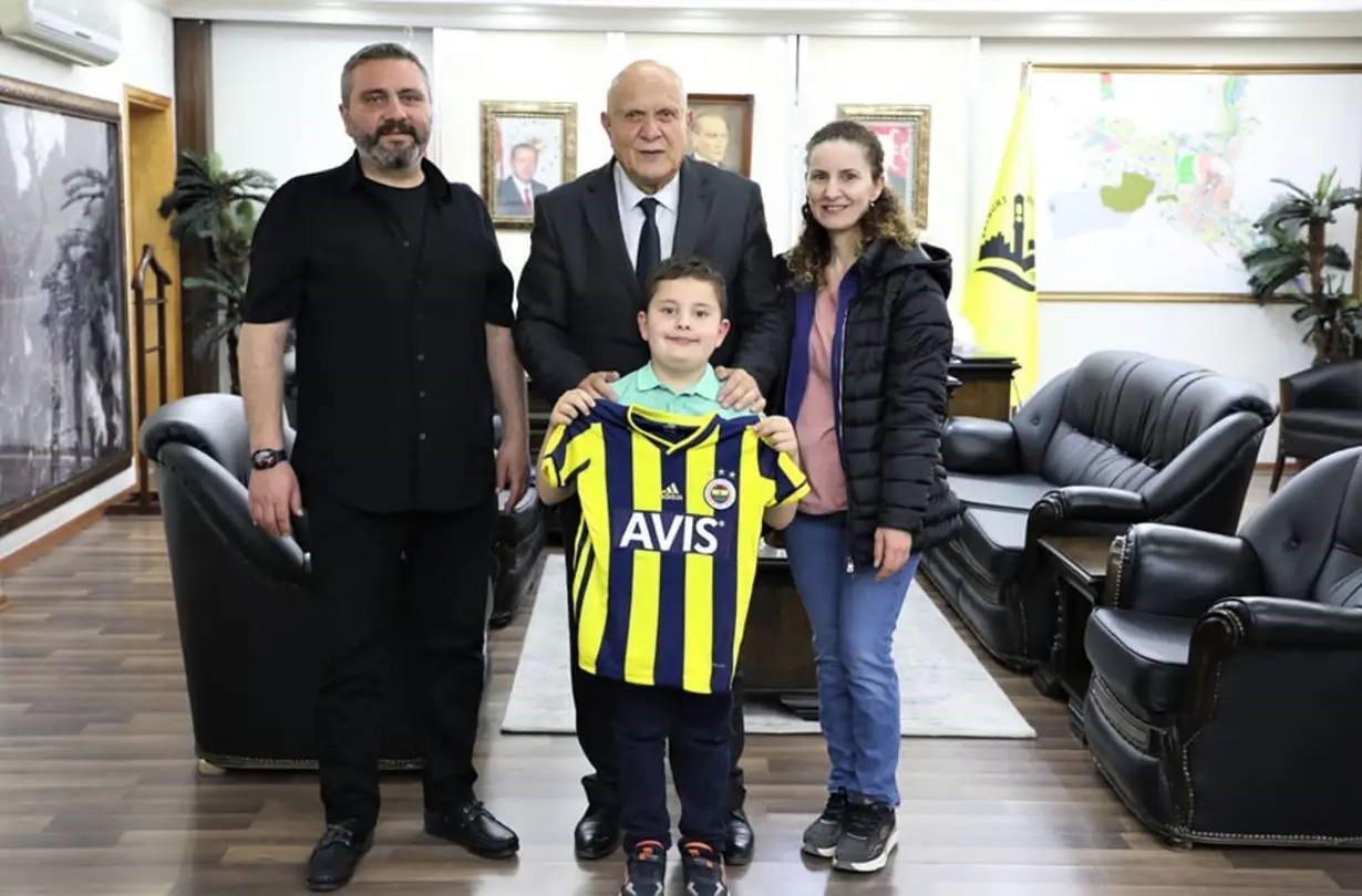 BAYBURT BELEDİYE BAŞKANI HÜKMÜ PEKMEZCİ, DEPREM BÖLGESİNE KUMBARASINDAKİ PARASININ TAMAMINI GÖNDEREN 8 YAŞINDAKİ ÖMER GÖRGÜLÜ'YÜ VE AİLESİNİ MAKAMINDA AĞIRLAYARAK DESTEKLEDİĞİ TAKIMIN FORMASINI HEDİYE ETTİ