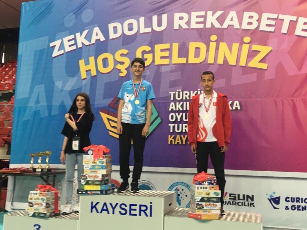 KAYSERİ’DE DÜZENLENEN TÜRKİYE AKIL VE ZEKA OYUNLARI TURNUVASI’NDA ÇAYELİ ŞEHİT MUHAMMET AMBAR İMAM-HATİP ORTAOKULU ÖĞRENCİSİ BÜNYAMİN GÜLKAYA MANGALA DALINDA TÜRKİYE ŞAMPİYON OLDU