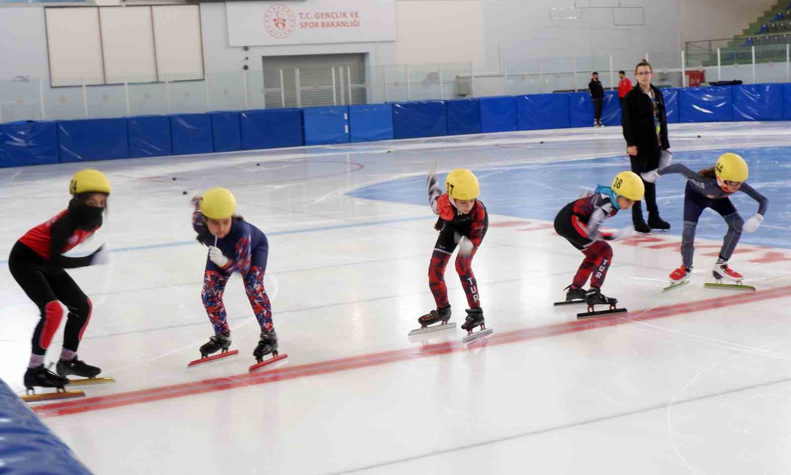 ERZURUM'DA ÜÇ GÜN BOYUNCA DEVAM EDEN 2023 ANALİG OSMAN BAYRAKDAR SEZONU BUZ PATENİ TÜRKİYE ŞAMPİYONASI KIRAN KIRAN YARIŞLARA SAHNE OLDU