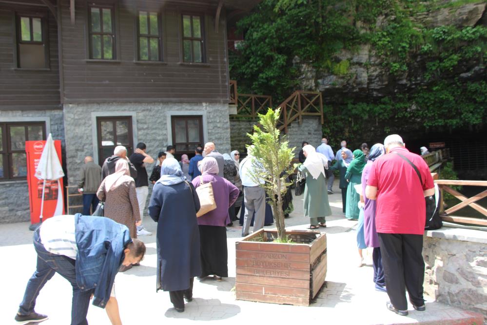DÜNYANIN EN UZUN İKİNCİ MAĞARASI OLARAK KABUL EDİLEN TRABZON'DAKİ ÇAL MAĞARASI'NA YAZ MEVSİMİNİN BAŞLADIĞI BU GÜNLERDE İLGİ ARTARKEN, GELENLERİN YÜZDE 80'İNİN ARAP TURİSTLER OLMASI DİKKAT ÇEKTİ