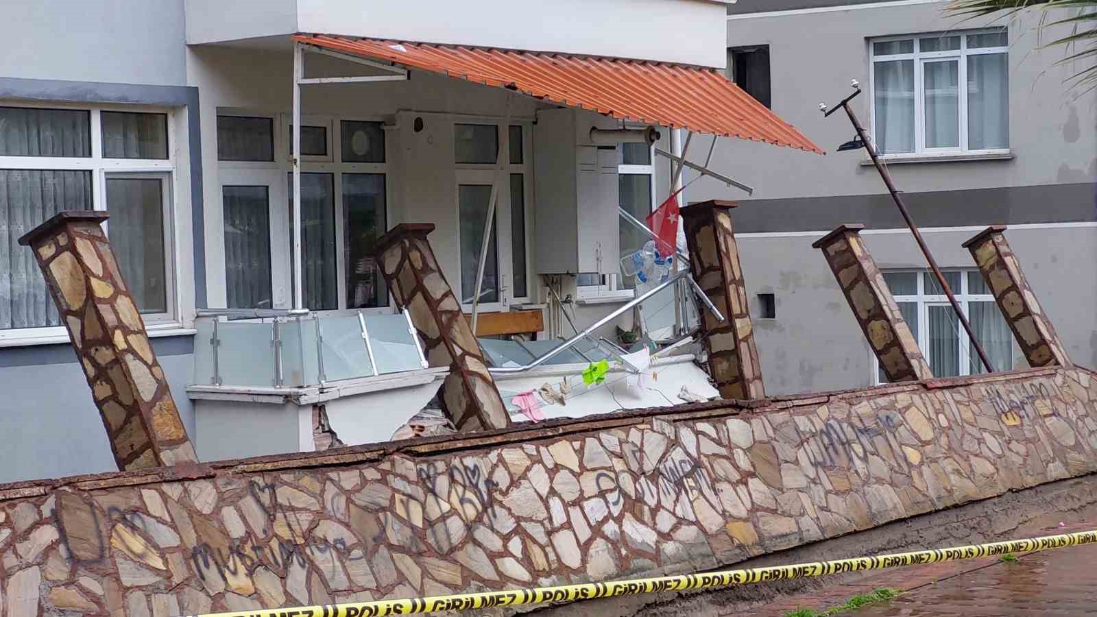 SAMSUN'DA YOĞUN SAĞANAK YAĞIŞ VE ARDINDAN MEYDANA GELEN SELDEN DOLAYI PARKIN YIKILAN DUVARI EVLERİN BALKONLARININ ÜZERİNE DEVRİLEREK ZARAR VERDİ