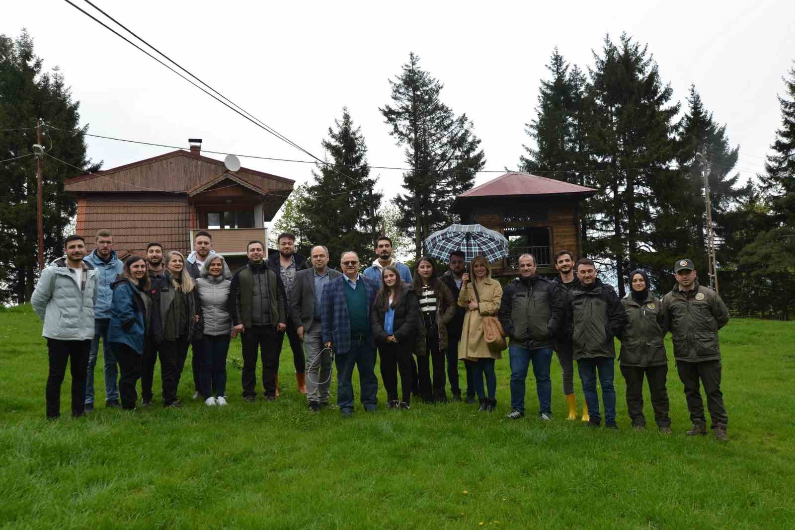 ARTVİN ÇORUH ÜNİVERSİTESİ'NDE ORMAN MÜHENDİSLİĞİ SON SINIF ÖĞRENCİLERİ YAPILAN PROTOKOLLE DOĞADA HEM ÇALIŞIP HEM DE GELİR ELDE EDİYORLAR
