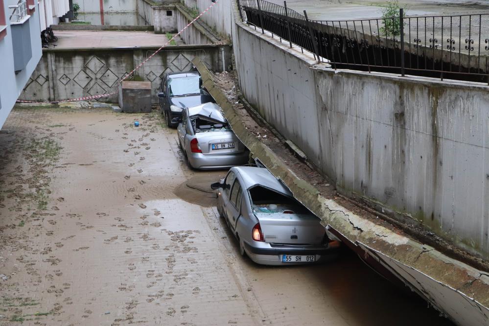 SAMSUN'UN ATAKUM İLÇESİNDE SEL SONRASI 2 AYRI APARTMANIN İSTİNAT DUVARINDA MEYDANA GELEN YIKIMDA TOPLAM 10 ARAÇ VE 1 TEKNE ZARAR GÖRDÜ