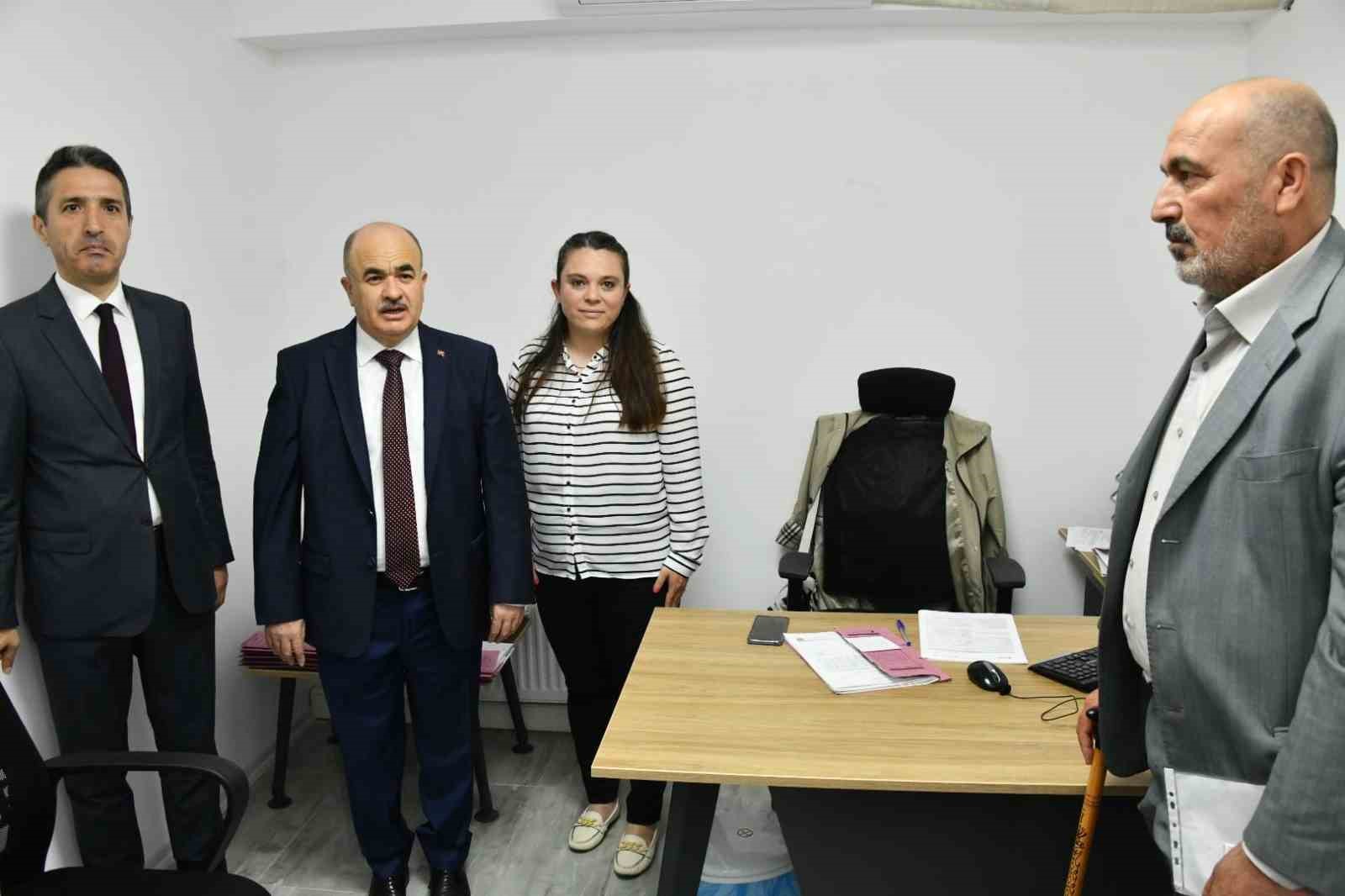 SAMSUN VALİSİ DOÇ. DR. ZÜLKİF DAĞLI, 10 ŞUBAT 2022'DE 48 BİN 140 OLAN ULUSLARARASI VE GEÇİCİ KORUMA KAPSAMINDAKİ SIĞINMACININ SON 16 AYDAKİ ÇALIŞMALARLA YÜZDE 39 ORANINDA BİR AZALIŞLA 29 BİN 400'E KADAR DÜŞTÜĞÜNÜ A