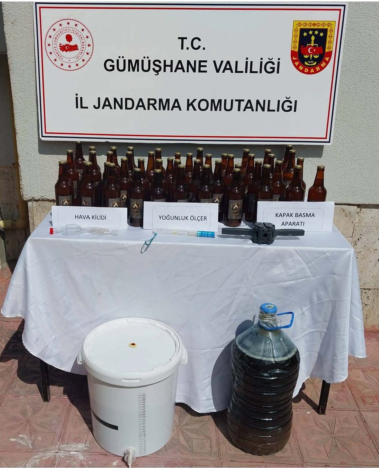 GÜMÜŞHANE BAĞLI İKİSU KÖYÜNDE İKAMET EDEN A.K.'NİN EVİNDE JANDARMA EKİPLERİNİN YAPTIKLARI OPERASYONDA KAÇAK İÇKİ ELE GEÇİRİLDİ