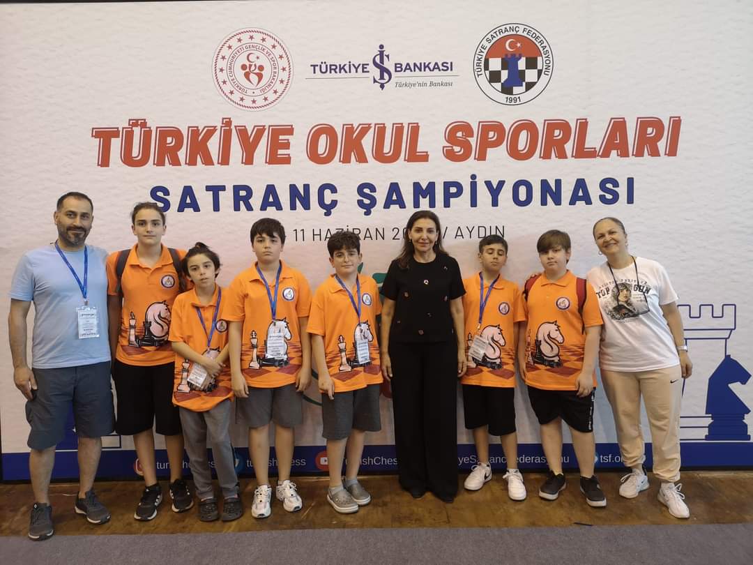RİZE İL BİRİNCİSİ VE BÖLGE BİRİNCİSİ OLARAK AYDIN'DA DÜZENLENEN TÜRKİYE ŞAMPİYONASINDA YARIŞAN MERKEZ FATİH ORTAOKULU ÜÇÜNCÜ İLE EŞ PUANLI AVERAJLA TÜRKİYE 6.’SI OLDU