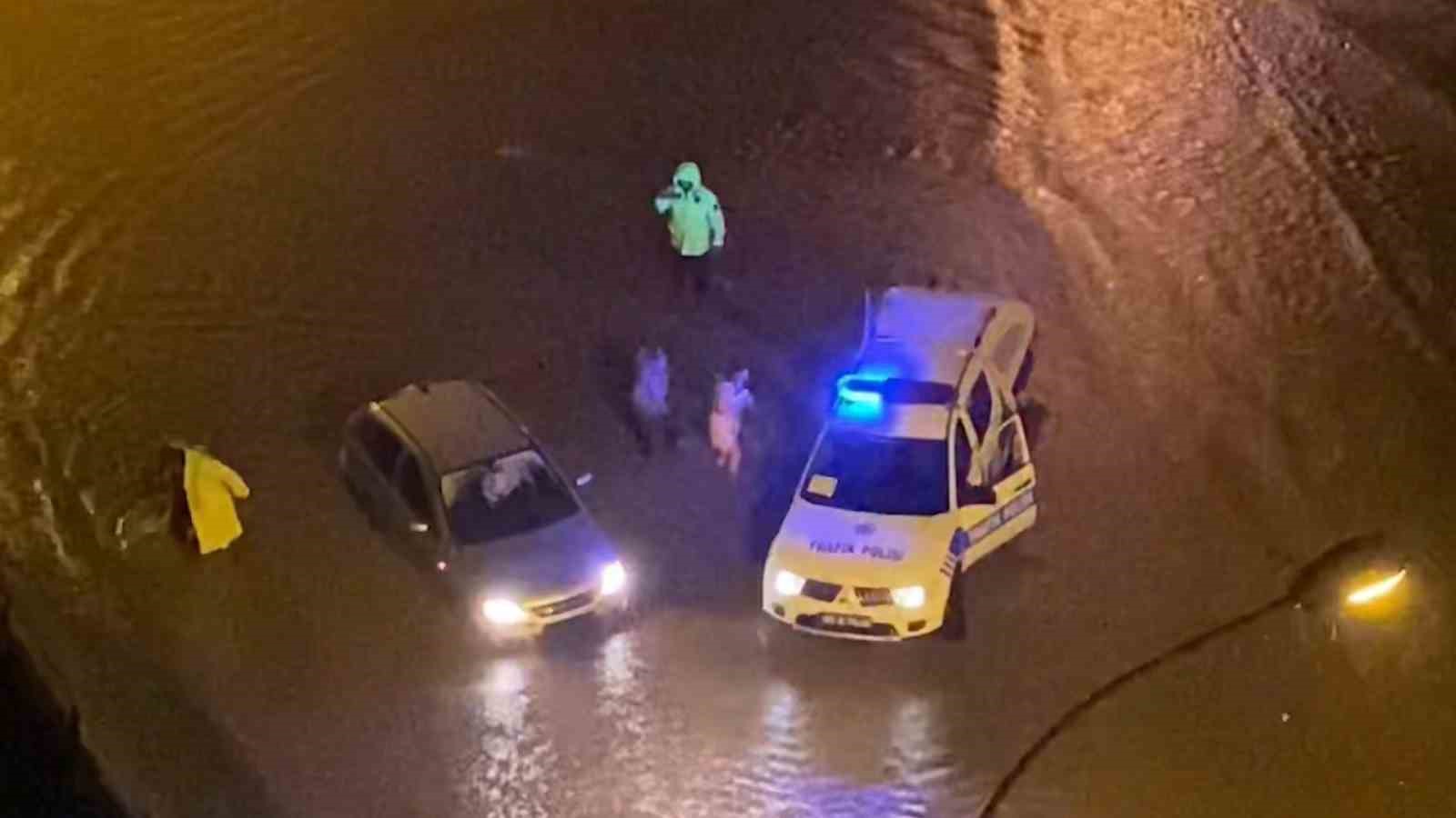 RİZE'NİN ARDEŞEN VE PAZAR İLÇESİNDE ŞİDDETLİ SAĞANAK YAĞIŞ NEDENİYLE GÖLE DÖNEN OTOYOLDA MAHSUR KALAN ARACI, SÜRÜCÜSÜ VE TRAFİK POLİSLERİ İTEREK OLDUĞU YERDEN ÇIKARDI