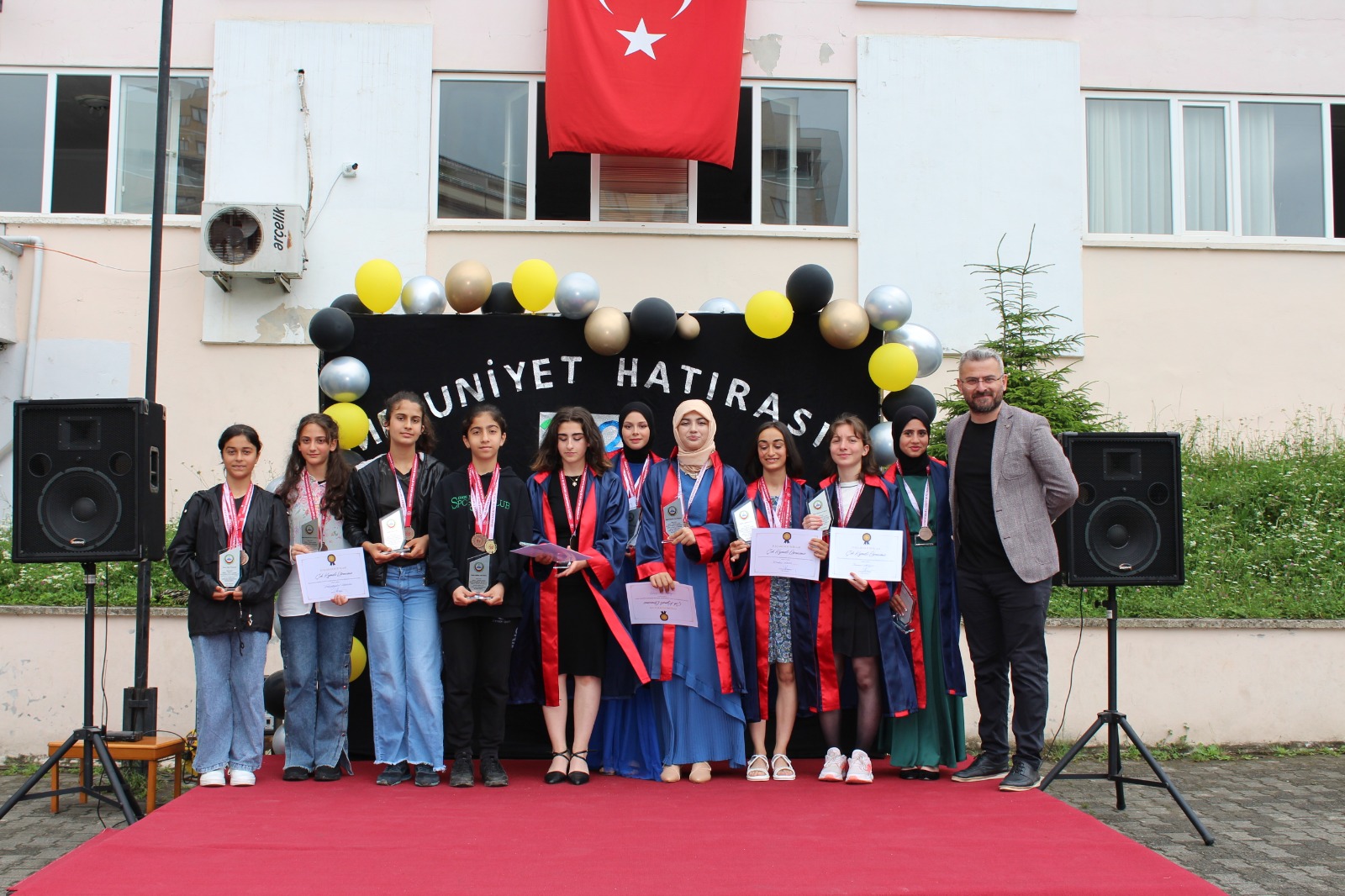 YIL İÇERİSİNDE GEREK ULUSAL DÜZEYDE GEREKSE İL İÇİNDE ALDIKLARI BİRÇOK YARIŞMA BAŞARISINI MEZUNİYET TÖRENİ İLE BİRLEŞTİREN RİZE HASAN SAĞIR İMAM HATİP ORTAOKULU, YAPTIKLARI ÖDÜL TÖRENİ İLE MEZUNLARINA VEDA ETTİ