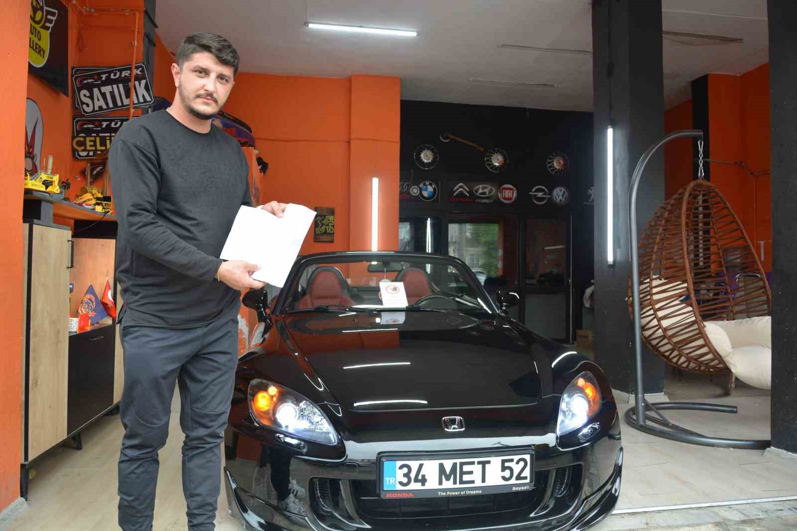 ORDU'NUN ÜNYE İLÇESİNDE ARAÇ ALIM-SATIM İŞİ YAPAN METİN TÜRK , OTOMOBİLİYLE TRAFİKTE DRİFT ATMAKTAN TOPLAMDA 300 BİN LİRA CEZA YEDİ, EHLİYETİ SÜRESİZ İPTAL OLDU