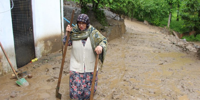 TRABZON'UN MAÇKA İLÇESİNDE GECE SAATLERİNDE YAĞAN ŞİDDETLİ YAĞMUR SONRASI YAŞLI ÇİFT MERDİVENE ÇIKARAK KURTULDU