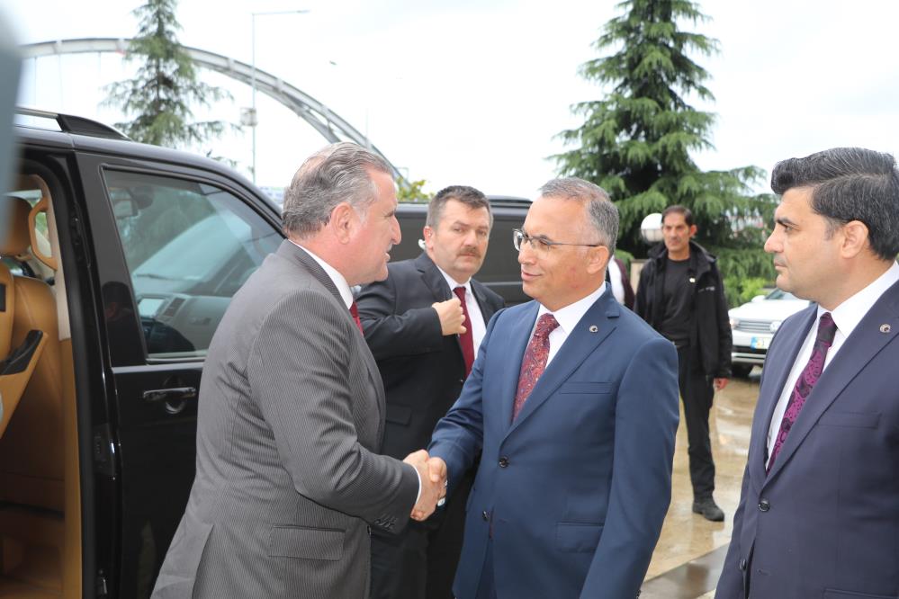 GENÇLİK VE SPOR BAKANI OSMAN AŞKIN BAK ÇEŞİTLİ TEMASLARDA BULUNDU. BAK ; "GELECEK ÇOK GÜÇLÜ OLACAK. TÜRKİYE YÜZYILI GENÇLERİN YÜZYILI OLACAK. TEKNOLOJİNİN YÜZYILI OLACAK." DEDİ