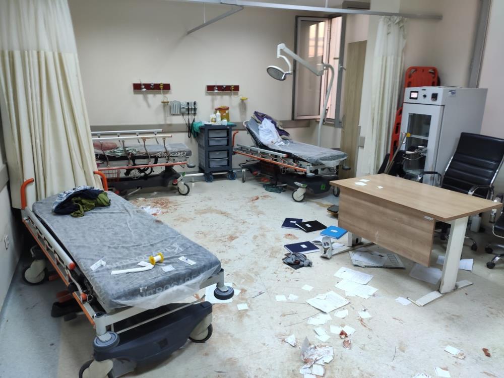 SAMSUN'DA AKRABALAR ARASINDA ÇIKAN VE 7 KİŞİNİN SİLAHLA YARALANDIĞI OLAYDA, YARALILAR VE YAKINLARI HASTANEDEKİ BİR DOKTORA SALDIRIRKEN, HASTANEDE BULUNAN EŞYALARA DA ZARAR VERDİLER
