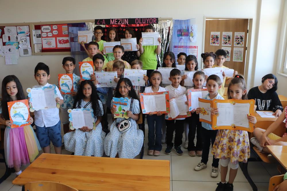 SAMSUN'DA AYNI OKULDA OKUYAN 10 İKİZ ÖĞRENCİ VE 2 ÜÇÜZ ÖĞRENCİ KARNE HEYECANI YAŞADI. İKİZİLER VE ÜÇÜZLER KARNE BAŞARILARIYLA DİKKAT ÇEKTİ