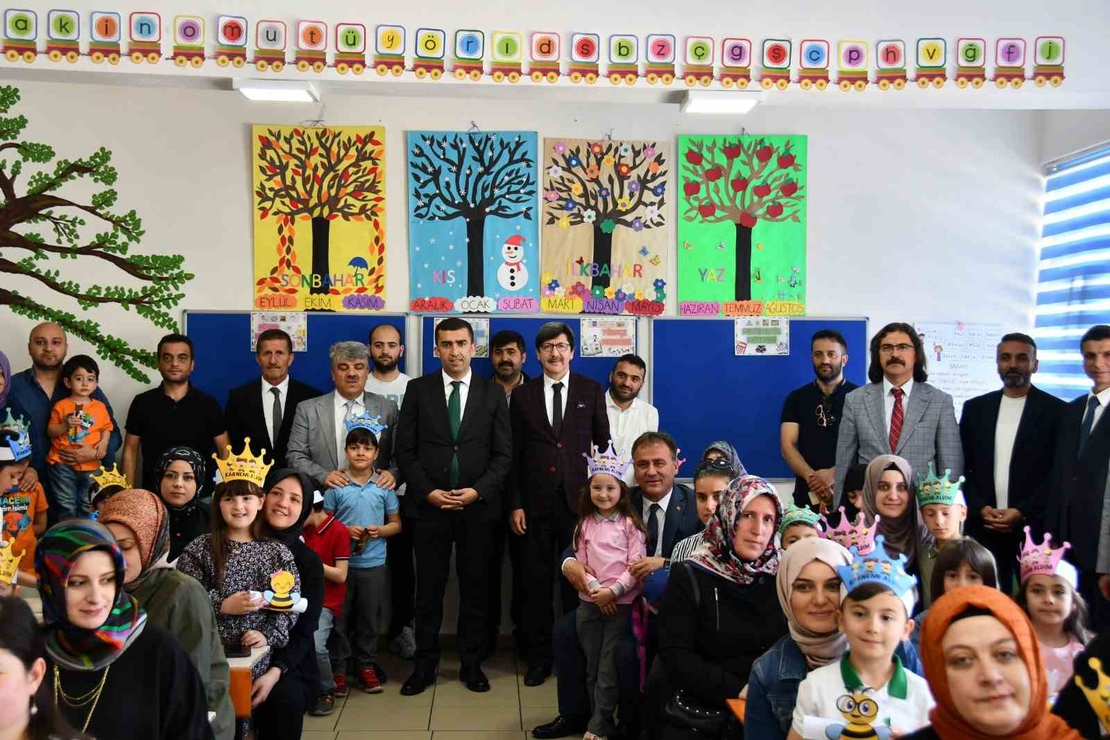 GÜMÜŞHANE'DE 2022-2023 EĞİTİM-ÖĞRENİM YILININ SONA ERMESİYLE 18 BİN 883 ÖĞRENCİ KARNE SEVİNCİ YAŞADI