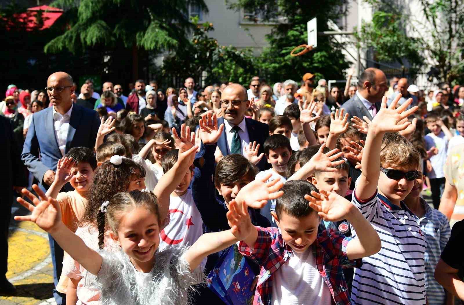 TRABZON'DA BUGÜN YAKLAŞIK 145 BİN ÖĞRENCİ KARNELERİNİ ALARAK YAZ TATİLİNE GİRDİ