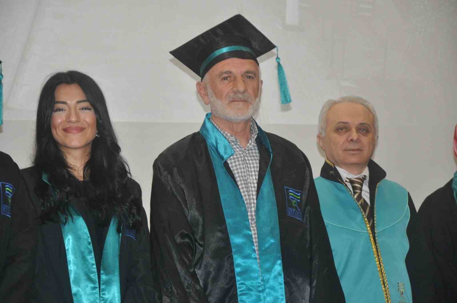 RİZE'NİN ÇAMLIHEMŞİN İLÇE BELEDİYE BAŞKANI OSMAN HAŞİMOĞLU UFAK YAŞLARDA BAŞLADIĞI TURİZM SEKTÖRÜNDE 65 YAŞINDA İŞİNİN OKULUNDAN MEZUN OLMAYI BAŞARDI