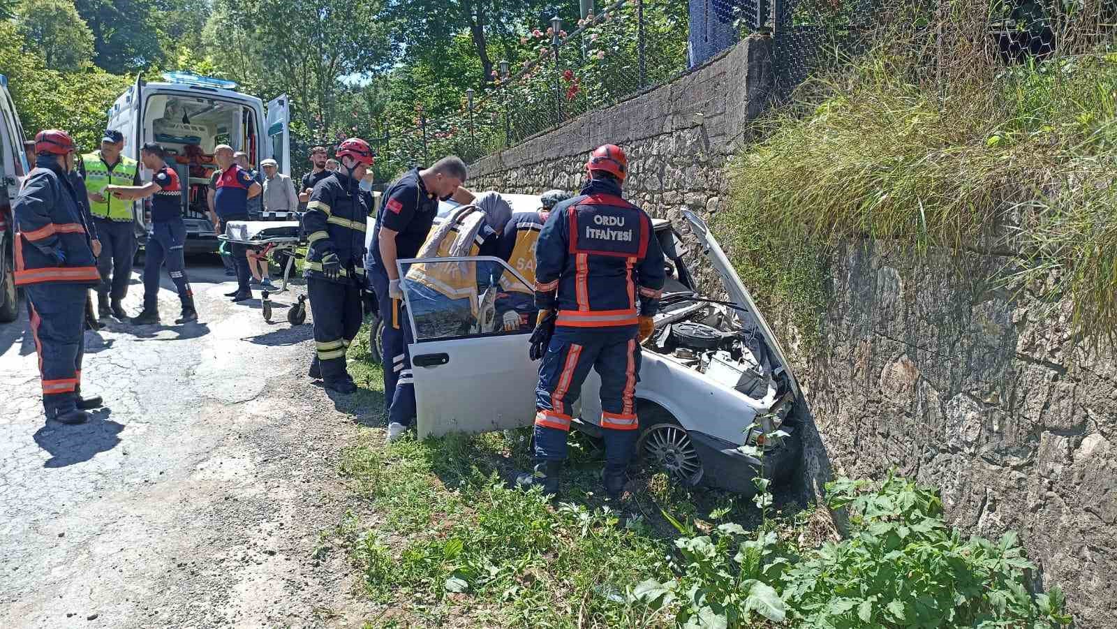 ORDU'NUN ÜNYE İLÇESİ GÜZELKALE MAHALLESİ'NDE MEYDANA GELEN TRAFİK KAZASINDA SÜRÜCÜ MEHMET ÇAKIR HAYATINI KAYBETTİ, EŞİ MÜNİRE ÇAKIR İSE AĞIR YARALANDI