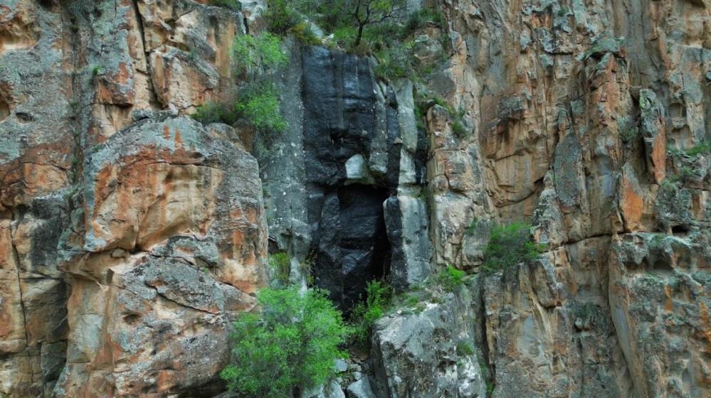 ERZURUM'UN UZUNDERE İLÇESİNE BAĞLI DİKYAR MAHALLESİ YOLU ÜZERİNDE, YAKLAŞIK 80 METRE YÜKSEKTE BULUNAN KAPI GİZEMİNİ KORUYOR