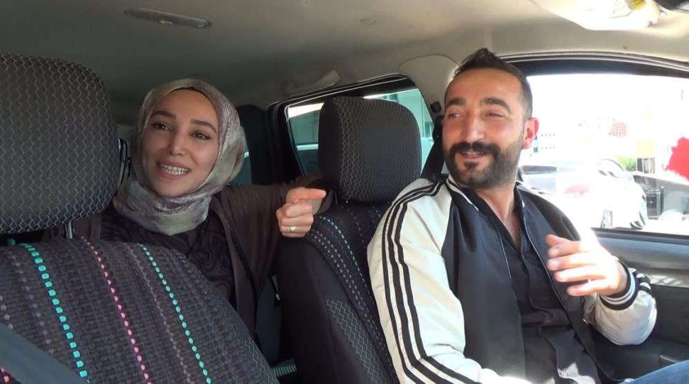 BAYBURT'TA YÜKSEKÖĞRETİM KURUMLARI SINAVI'NA GEÇ KALAN KADIN DÖNÜŞ YOLUNDA TAKSİCİYLE İŞİ ŞAKAYA VURARAK, MAALESEF SINAVA GEÇ KALDIM. HAYATIMIN EN GÜZEL SINAVIYDI. TAKSİCİ ARKADAŞIMIZA TEŞEKKÜR EDİYORUM, TIP BEKLİY