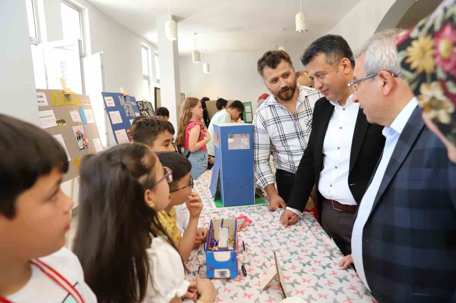 SAMSUN'UN ÇARŞAMBA İLÇESİNDE GENÇ YETENEKLER DÜZENLENEN "BİLİM ŞENLİĞİ"NDE HÜNERLERİNİ SERGİLEDİ