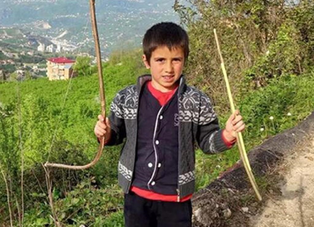 HAVAYA ATEŞ EDERKEN BİR DAHA DÜŞÜNÜN.TRABZON'DA 9 GÜN ÖNCE EVLERİNİN ÖNÜNDEKİ PARKTA OYNARKEN BAŞINA İSABET EDEN YORGUN MERMİ NEDENİYLE AĞIR YARALANAN 9 YAŞINDAKİ KEREM CAN ÖZDEMİR TEDAVİ GÖRDÜĞÜ HASTANEDE HAYATINI KAYB