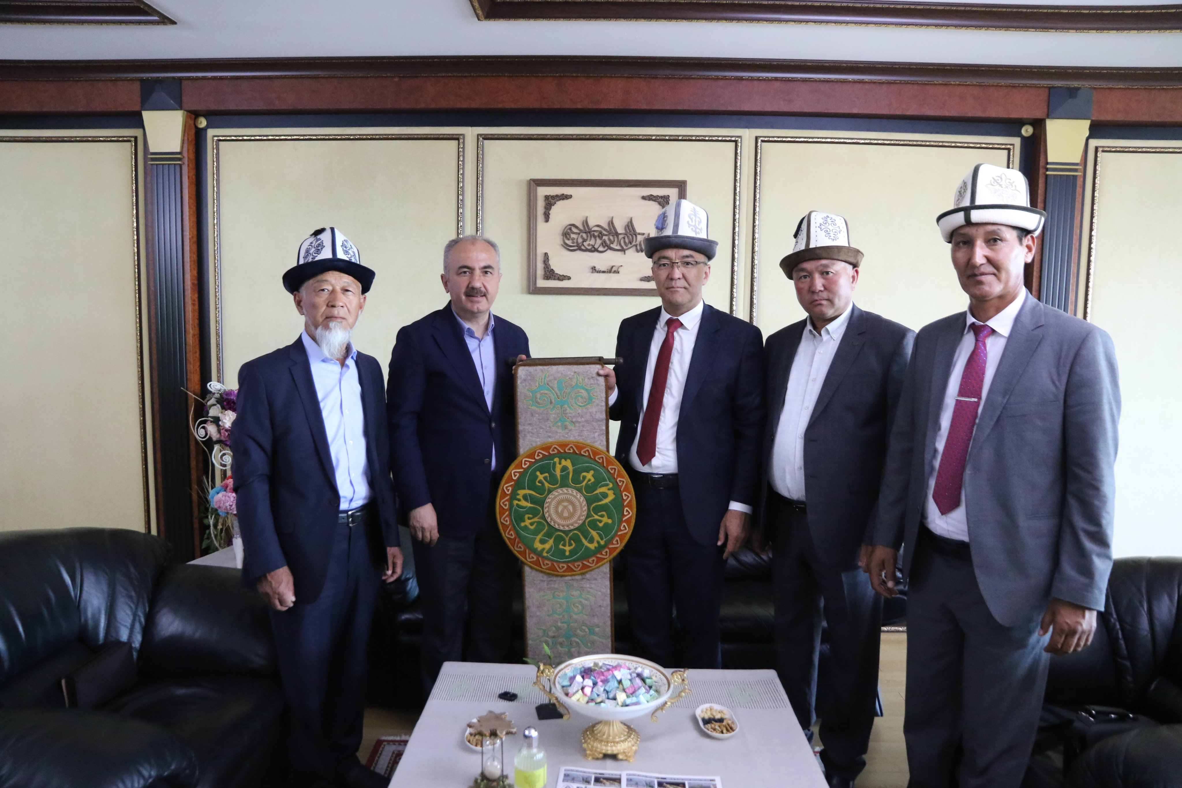 TÜRK DÜNYASI BELEDİYELER BİRLİĞİ YÖNETİM KURULU TOPLANTISI İÇİN RİZE’YE GELEN KIRGIZİSTAN’IN TÜP İLÇESİ BELEDİYE BAŞKANI KANYBEK ADİEV VE BERABERİNDEKİ HEYETİN RİZE BELEDİYE BAŞKANINI RAHMİ METİN’İ ZİYARET ETTİ