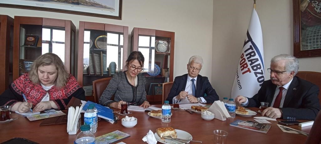 LİTVANYA BÜYÜKELÇİSİ VE BERABERİNDEKİLER TRABZON LİMAN İŞLETMECİLİĞİ A.Ş. GENEL MÜDÜRÜ MUZAFFER ERMİŞ'İ ZİYARET EDEREK BALTIK DENİZİ'Nİ KARADENİZ'E BAĞLAYACAK VİKİNG PROJESİNİ ANLATTI