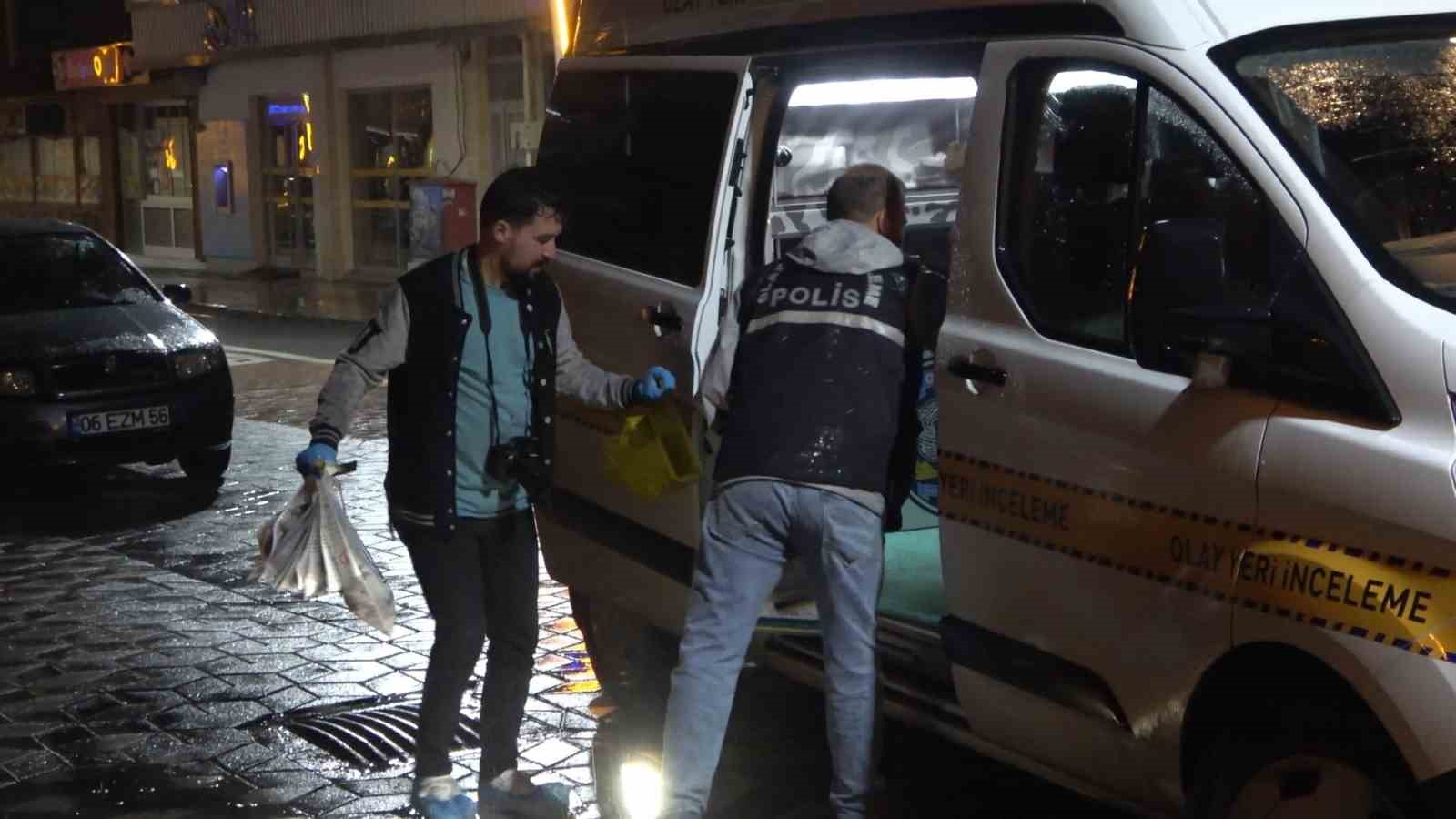 GÜMÜŞHANE'DE KANALİZASYON KAZISI SIRASINDA İNSAN KAFATASI OLDUĞU DEĞERLENDİRİLEN KEMİK PARÇALARI BULUNDU