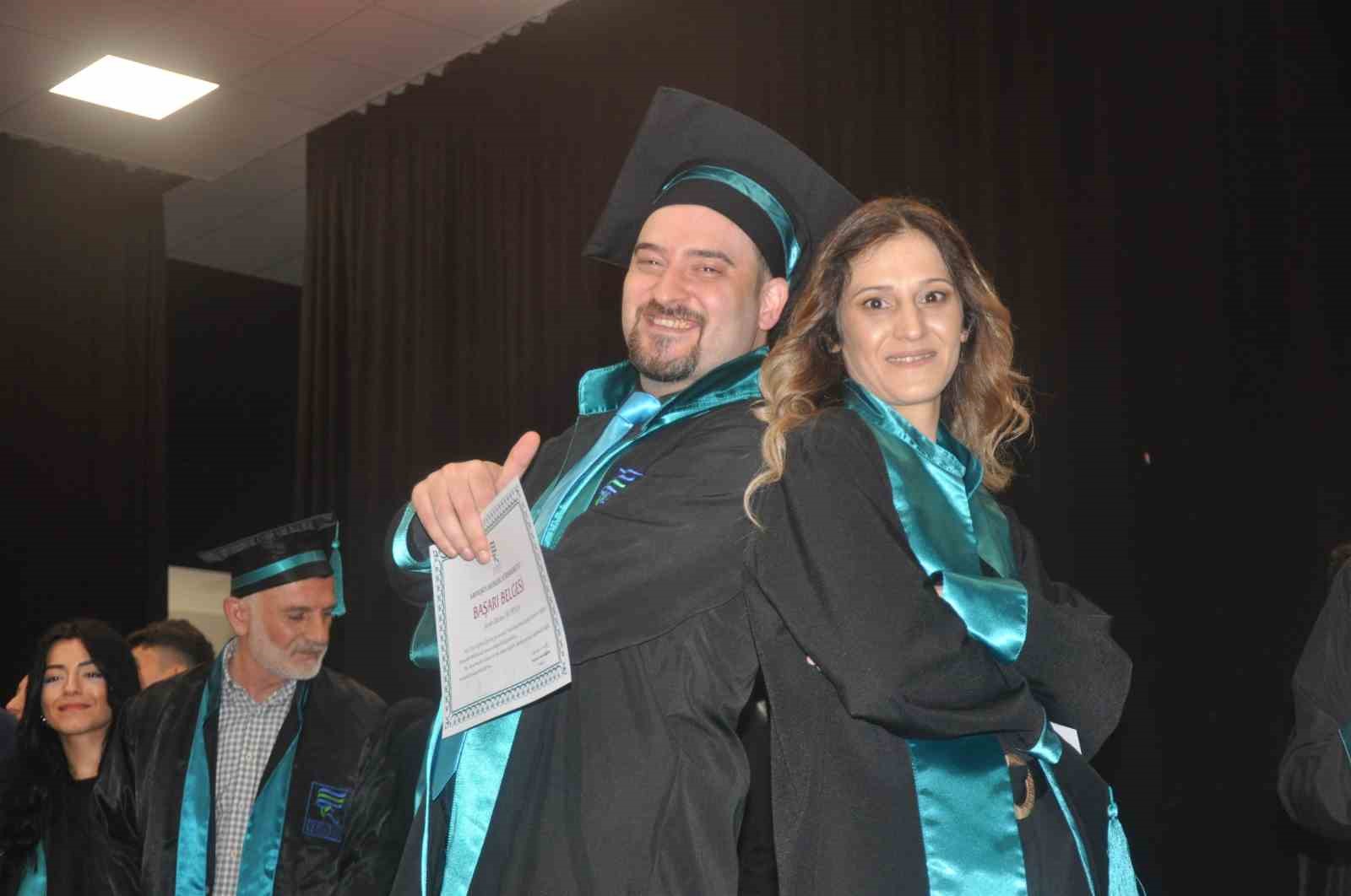 RTEÜ ARDEŞEN TURİZM FAKÜLTESİ VE ARDEŞEN MESLEK YÜKSEKOKULU'NDA ÖĞRENİM GÖREN ABLA-KARDEŞ DURSUN ALİ TEKİN ARDEŞEN MESLEK YÜKSEK OKULU'NU BİRİNCİLİK, AYNI BÖLÜMDEN MEZUN OLAN ABLASI GÖNÜL KALAY İSE İKİNCİLİK İLE Bİ