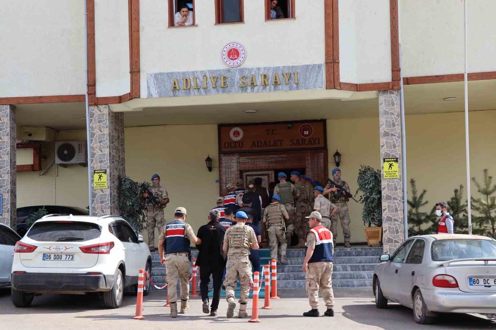 ERZURUM İL JANDARMA, OLTU JANDARMA VE ŞENKAYA JANDARMA EKİPLERİNİN DÜZENLEDİĞİ UYUŞTURUCU OPERASYONUNDA GÖZALTINA ALINAN 25 KİŞİDEN 14'Ü TUTUKLANIRKEN, 7 KİŞİ ADLİ KONTROL VE YURT DIŞINA ÇIKMA YASAĞI KONULDU, 4 KİŞİ DE