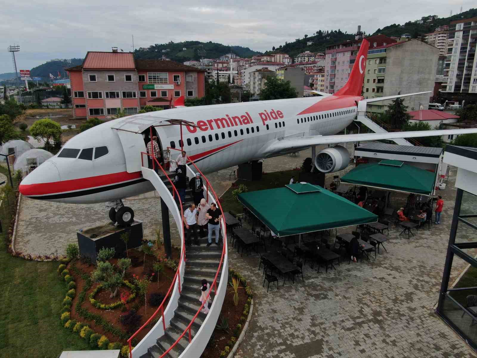 ANKARA-TRABZON SEFERİNİ YAPARKEN 13 OCAK 2018 TARİHİNDE TRABZON HAVALİMANI'NA İNİŞ YAPTIĞI SIRADA PİSTTEN ÇIKAN YOLCU UÇAĞI YAPILAN ÇALIŞMALARIN ARDINDAN PİDE SALONU OLARAK HİZMET VERMEYE BAŞLADI