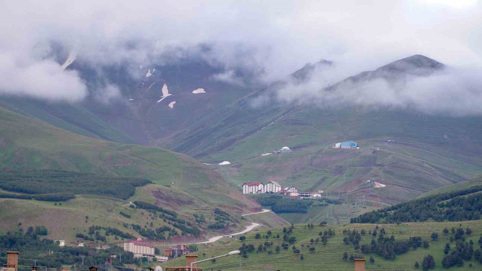 ERZURUM'DA HEMEN HEMEN BİR AYDIR KESİNTİSİZ DEVAM EDEN YAĞIŞLAR KARTPOSTALLIK GÖRÜNTÜLERİN ORTAYA ÇIKMASINA SEBEP OLDU