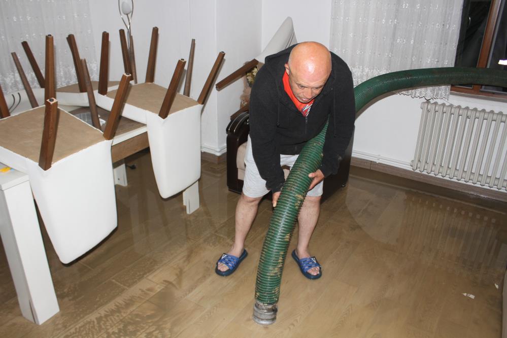 ORDU'DA AKŞAM SAATLERİNDE BAŞLAYAN VE GECE SAATLERİNDE ETKİSİNİ ARTTIRAN SAĞANAK NEDENİYLE BAZI EVLERİ SU BASTI, DERE TAŞKINLARI MEYDANA GELDİ
