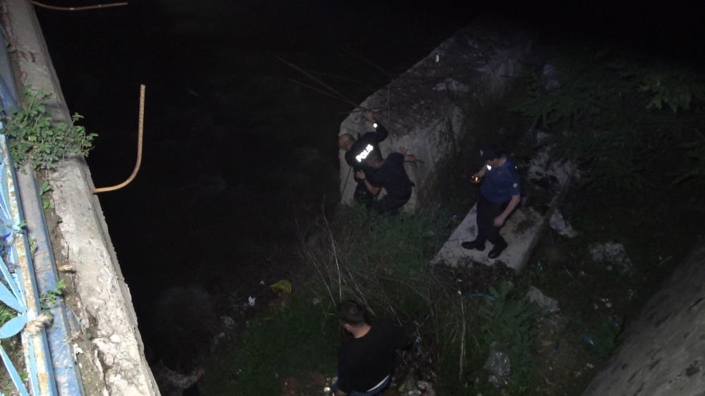 GÜMÜŞHANE'DE HARŞİT ÇAYI'NA ATLAYAN 22 YAŞINDAKİ B.B., POLİS VE İTFAİYE EKİPLERİ TARAFINDAN KURTARILDI