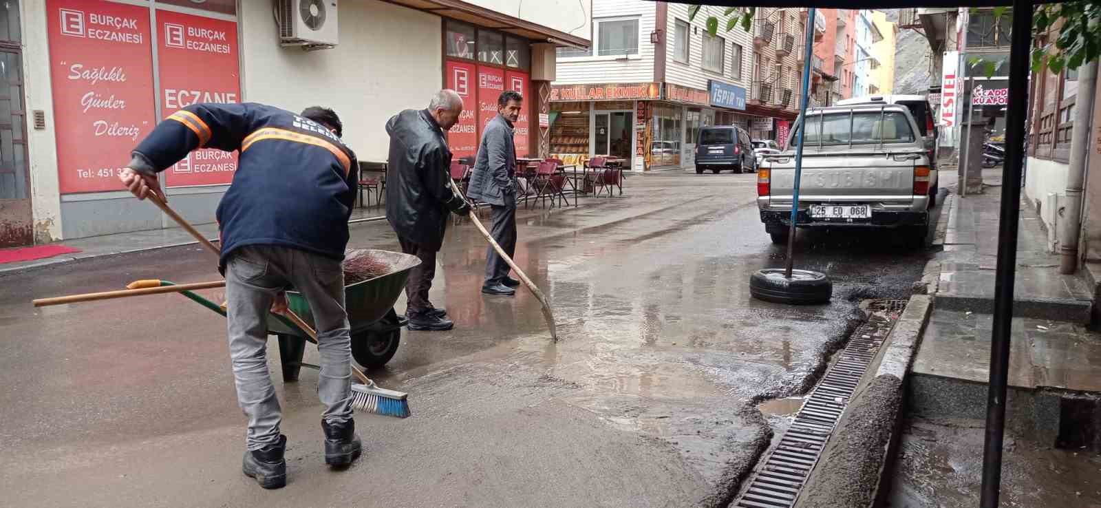 ERZURUM'UN İSPİR İLÇESİNDE ETKİLİ OLAN SAĞANAK YAĞMUR SELE NEDEN OLDU, ÇOK SAYIDA İŞ YERİ SULAN ALTINDA KALDI. İSPİR BELEDİYESİNİN ALTYAPI ÇALIŞMALARINDA YETERSİZ KALMASI VATANDAŞI ZOR DURUMDA BIRAKTI
