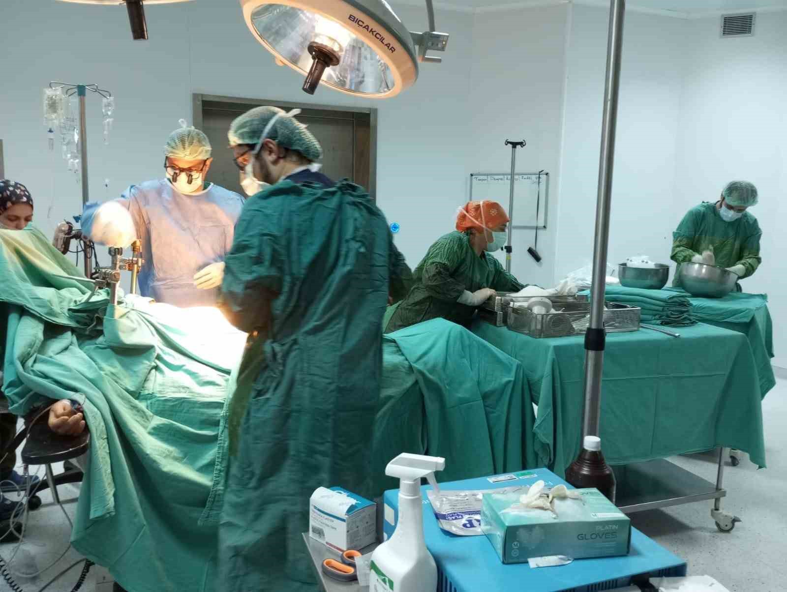 TRABZON'DA EVDE YALNIZ YAŞAYAN 61 YAŞINDAKİ YAŞLI KADIN YAPILAN MÜDAHALELERE RAĞMEN KURTARILAMADI. BEYİN ÖLÜMÜ GERÇEKLEŞEN YAŞLI KADININ ORGANLARI ERZURUM, BURSA VE DİYARBAKIR'DAKİ 3 HASTAYA UMUT OLDU