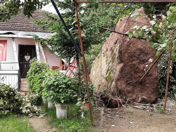 ORDU'NUN KUMRU İLÇESE BAĞLI FİZME MAHALLESİ'NDE MEYDANA GELDİ. EDİNİLEN BİLGİYE GÖRE, SAĞANAK İLE BİRLİKTE YAMAÇTAN KOPAN KAYA KÜTLESİ, SAİT SANMAK İSİMLİ VATANDAŞA AİT EVE ÇARPARAK BALKONUNA ZARAR VERDİ