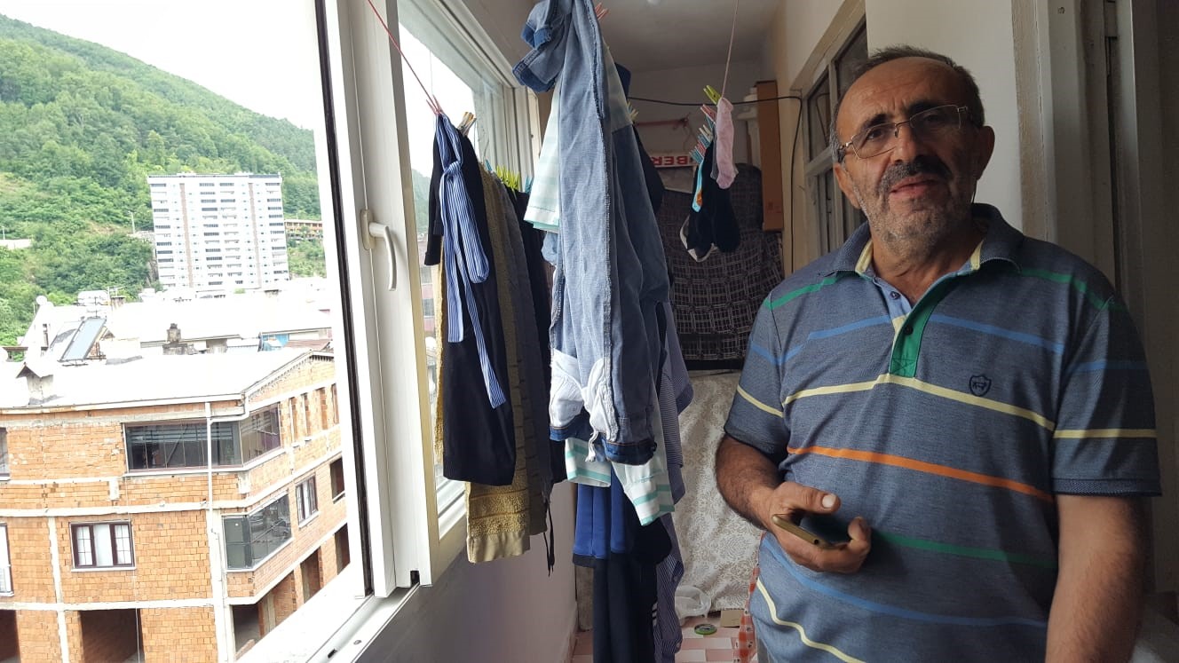 ARTVİN'İN BORÇKA İLÇESİNDE BALKONDA ÇAMAŞIR ASARKEN SARA KRİZİNE TUTULARAK ASILI KALAN GENÇ KIZIN BABASI YAŞANANLARI ANLATTI. AYRINTILAR CAYTVHABER.COM'DA